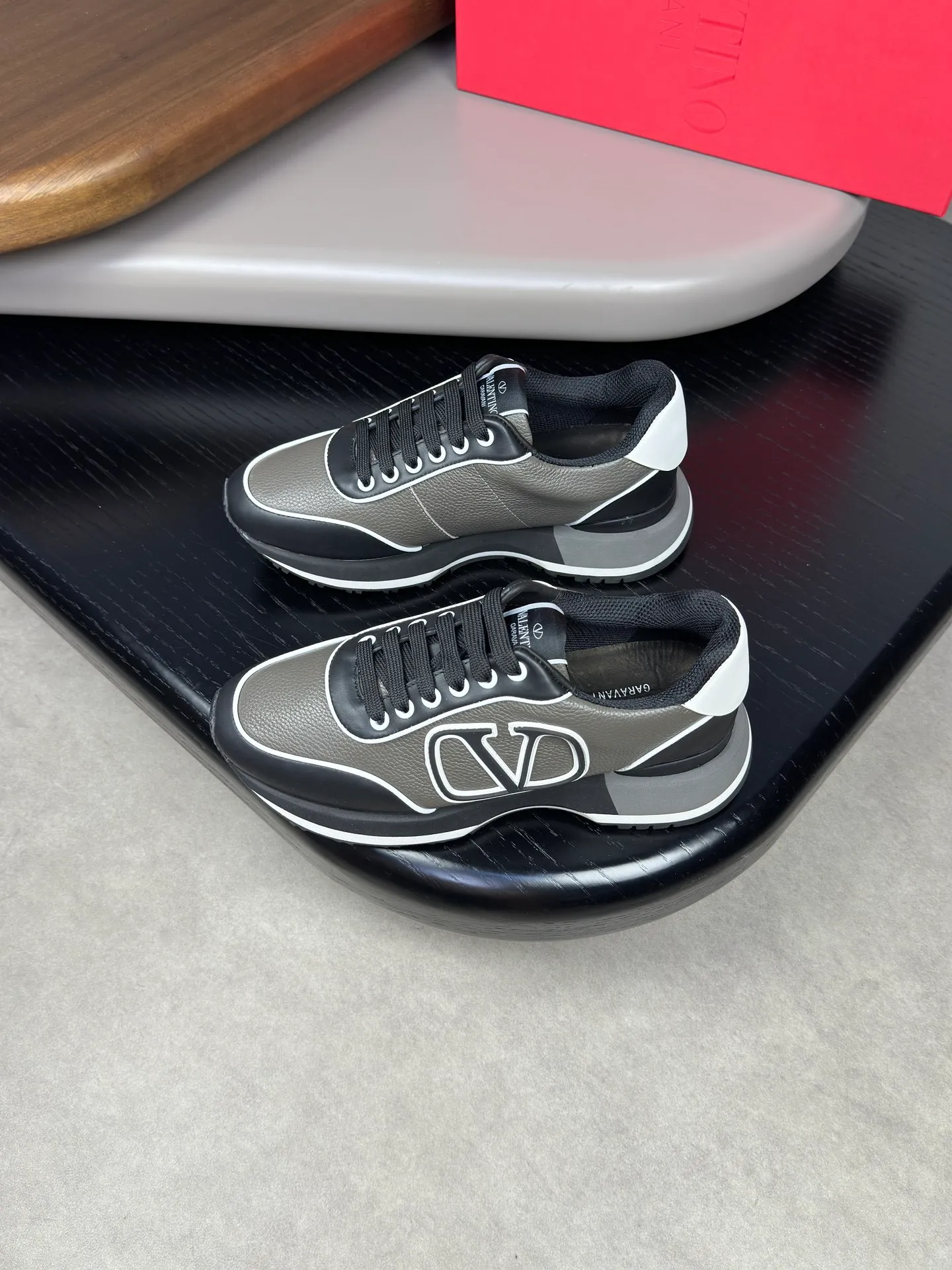 [VALENTINO] Valentino men's shoes 💰500💰 - High-end quality original order - Upper: 🔝 Nappa calf leather, tumbled calf leather, sewn brand plastic totem - Lining: brand mesh canvas, foot pad; water-dyed cow leather - Outsole: multi-color wear-resistant velvet·rubber; combined molded outsole -Super high quality control·Fine workmanship: highlighted (high-end·luxury·grade) -Size :38-44 (45 can be customized)·3300